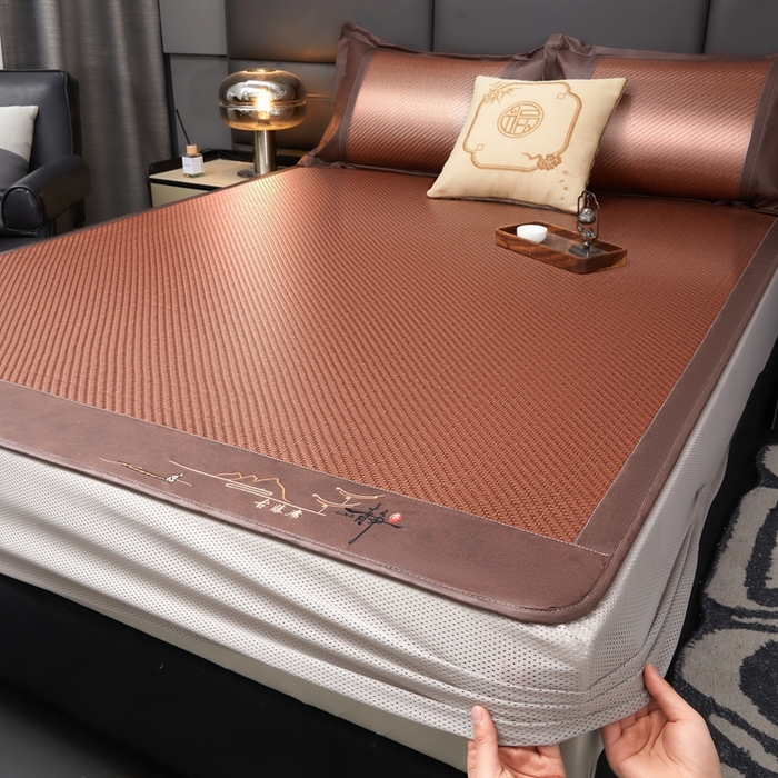 91家纺网 家纺一手货源 找家纺 卡罗兰 2025新款PE超冷感霸王藤刺绣床笠款凉席席子 古藤咖-床笠款