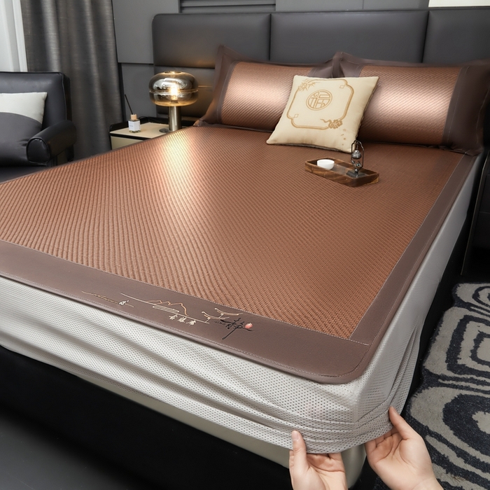 91家纺网 家纺一手货源 找家纺 卡罗兰 2025新款PE超冷感霸王藤刺绣床笠款凉席席子 古藤咖-床笠款