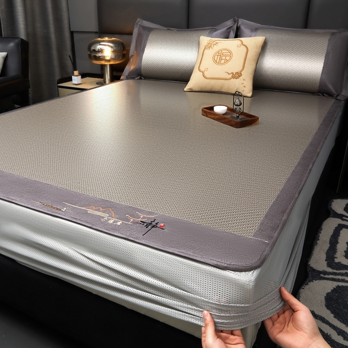 91家纺网 家纺一手货源 找家纺 （总）卡罗兰 2025新款PE超冷感霸王藤刺绣床笠款凉席席子