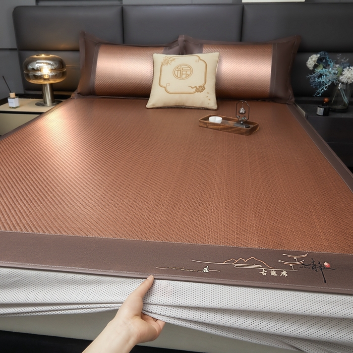 91家纺网 家纺一手货源 找家纺 卡罗兰 2025新款PE超冷感霸王藤刺绣床笠款凉席席子 古藤咖-床笠款