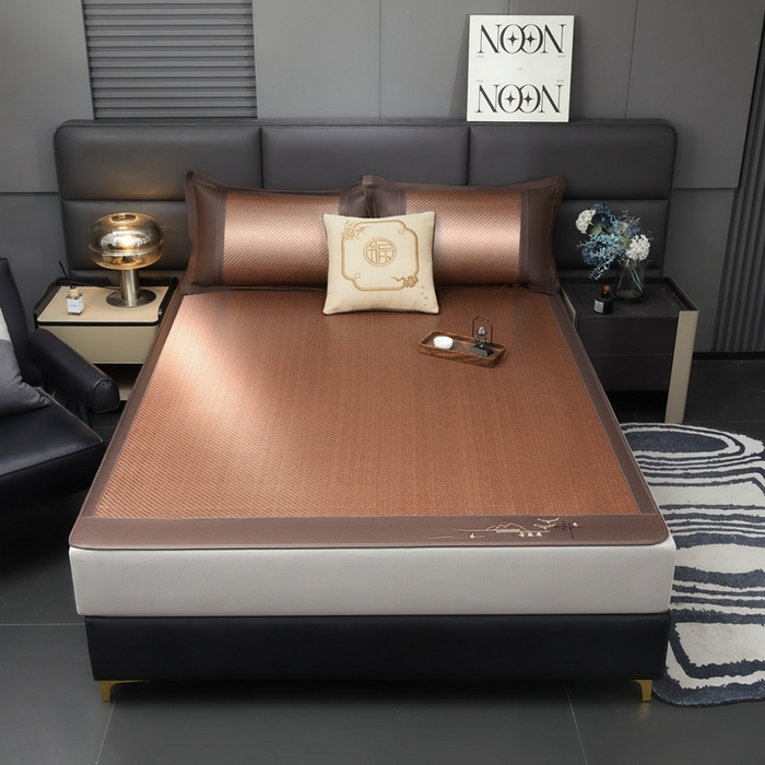 91家纺网 家纺一手货源 找家纺 卡罗兰 2025新款PE超冷感霸王藤刺绣床笠款凉席席子 古藤咖-床笠款