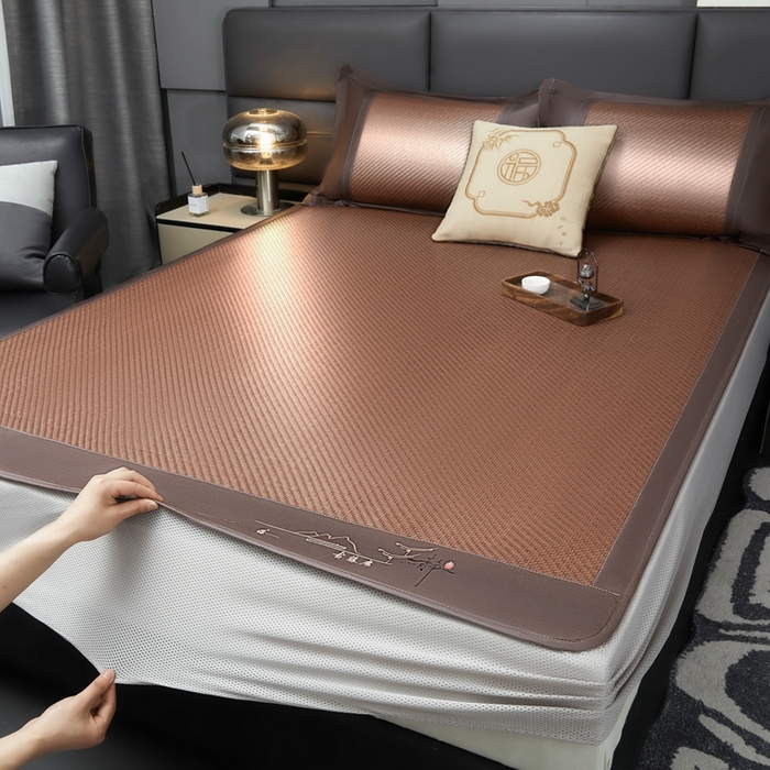 91家纺网 家纺一手货源 找家纺 卡罗兰 2025新款PE超冷感霸王藤刺绣床笠款凉席席子 古藤咖-床笠款