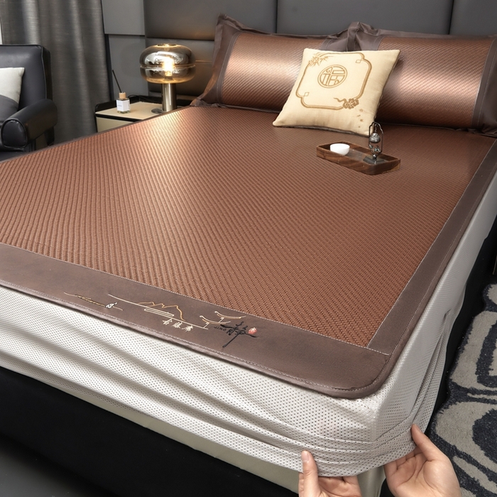 91家纺网 家纺一手货源 找家纺 卡罗兰 2025新款PE超冷感霸王藤刺绣床笠款凉席席子 古藤咖-床笠款