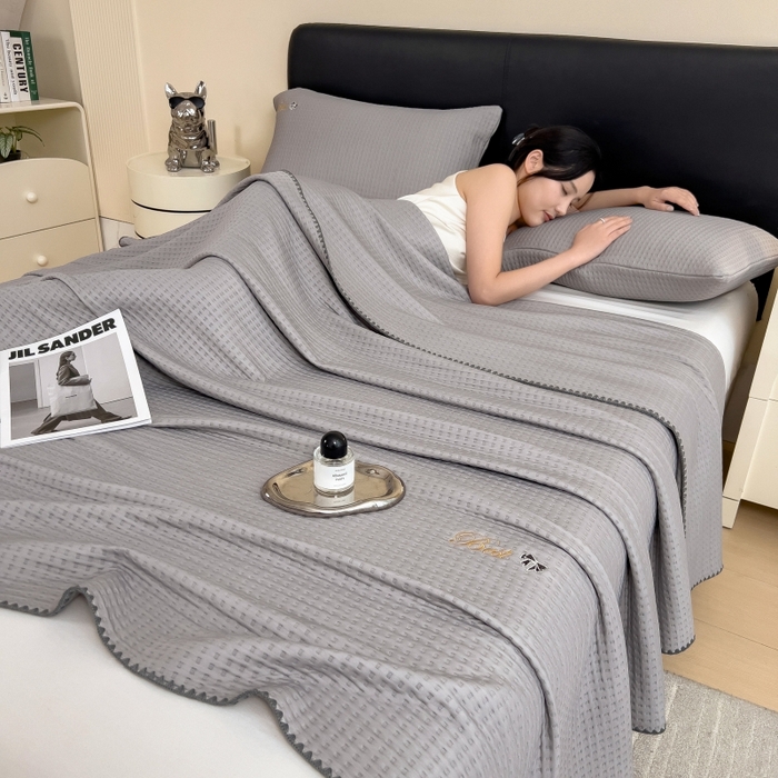 91家纺网 家纺一手货源 找家纺 （总）米菲 2025新款刺绣华夫格多功能毯盖毯毯子