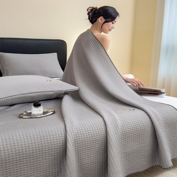 91家纺网 家纺一手货源 找家纺 米菲 2025新款刺绣华夫格多功能毯盖毯毯子 夏天-浅灰