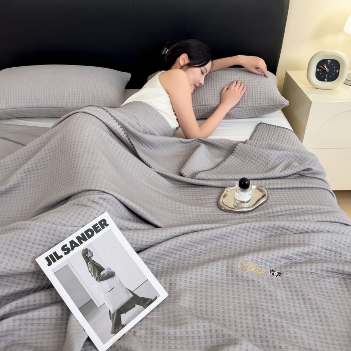 91家纺网 家纺一手货源 找家纺 米菲 2025新款刺绣华夫格多功能毯盖毯毯子 夏天-浅灰