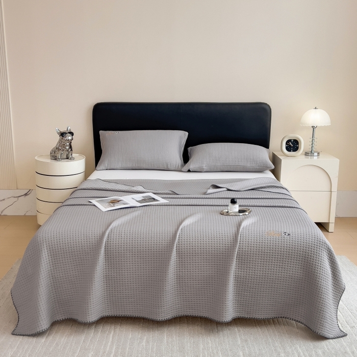 91家纺网 家纺一手货源 找家纺 米菲 2025新款刺绣华夫格多功能毯盖毯毯子 夏天-浅灰