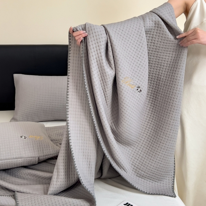 91家纺网 家纺一手货源 找家纺 米菲 2025新款刺绣华夫格多功能毯盖毯毯子 夏天-浅灰