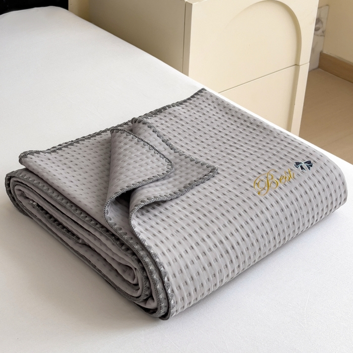 91家纺网 家纺一手货源 找家纺 米菲 2025新款刺绣华夫格多功能毯盖毯毯子 夏天-浅灰