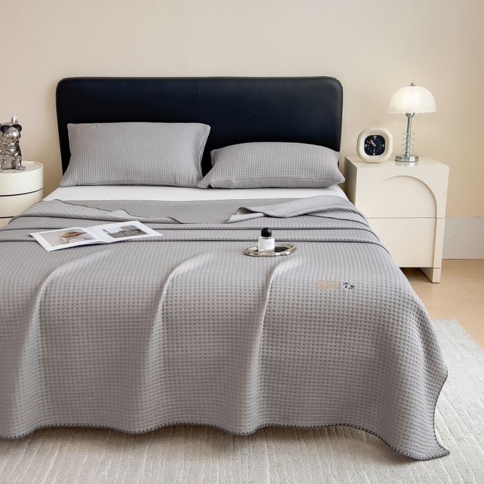 91家纺网 家纺一手货源 找家纺 米菲 2025新款刺绣华夫格多功能毯盖毯毯子 夏天-浅灰