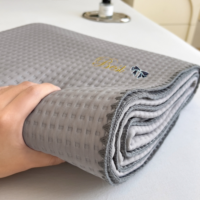 91家纺网 家纺一手货源 找家纺 米菲 2025新款刺绣华夫格多功能毯盖毯毯子 夏天-浅灰