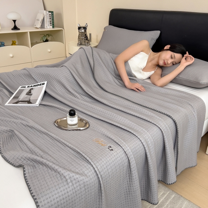 91家纺网 家纺一手货源 找家纺 米菲 2025新款刺绣华夫格多功能毯盖毯毯子 夏天-浅灰