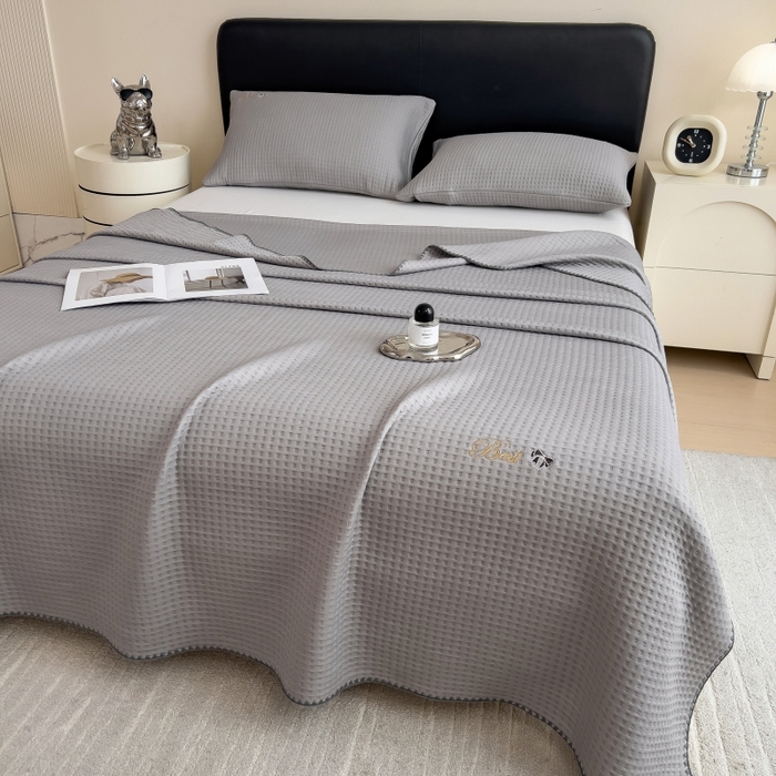 91家纺网 家纺一手货源 找家纺 米菲 2025新款刺绣华夫格多功能毯盖毯毯子 夏天-浅灰