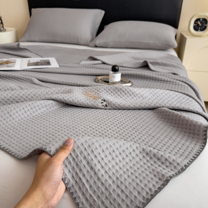 91家纺网 家纺一手货源 找家纺 米菲 2025新款刺绣华夫格多功能毯盖毯毯子 夏天-浅灰
