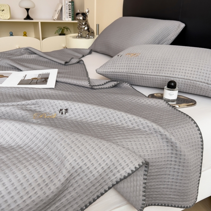 91家纺网 家纺一手货源 找家纺 米菲 2025新款刺绣华夫格多功能毯盖毯毯子 夏天-浅灰