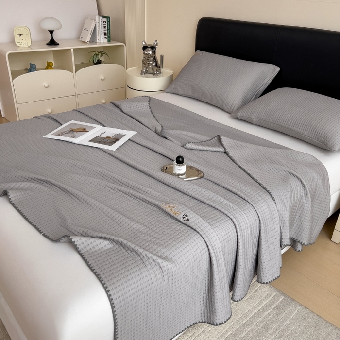 91家纺网 家纺一手货源 找家纺 米菲 2025新款刺绣华夫格多功能毯盖毯毯子 夏天-浅灰