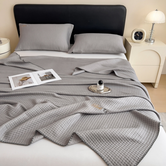 91家纺网 家纺一手货源 找家纺 米菲 2025新款刺绣华夫格多功能毯盖毯毯子 夏天-浅灰