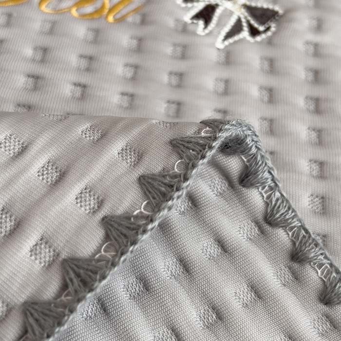 91家纺网 家纺一手货源 找家纺 米菲 2025新款刺绣华夫格多功能毯盖毯毯子 夏天-浅灰