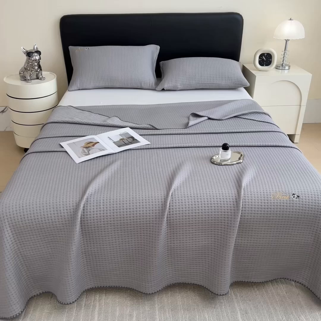 91家纺网 家纺一手货源 找家纺 米菲 2025新款刺绣华夫格多功能毯盖毯毯子 夏天-浅灰