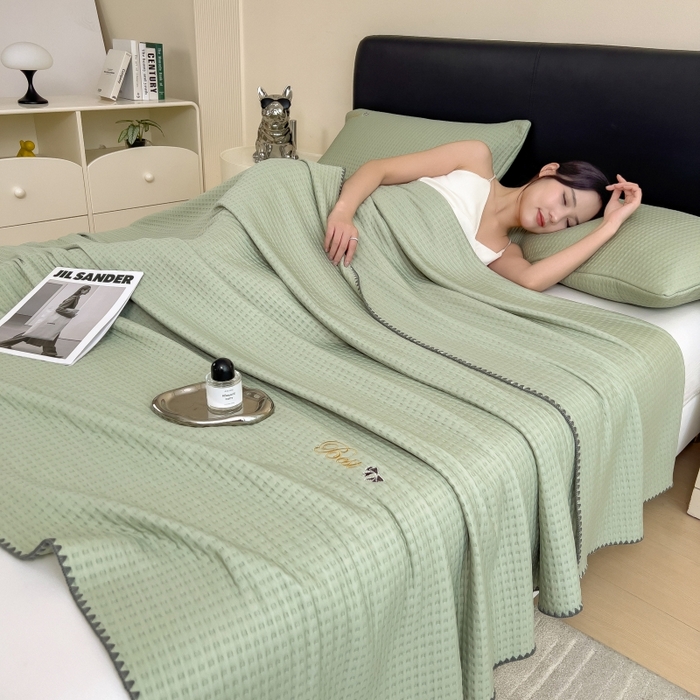 91家纺网 家纺一手货源 找家纺 米菲 2025新款刺绣华夫格多功能毯盖毯毯子 夏天-抹茶绿