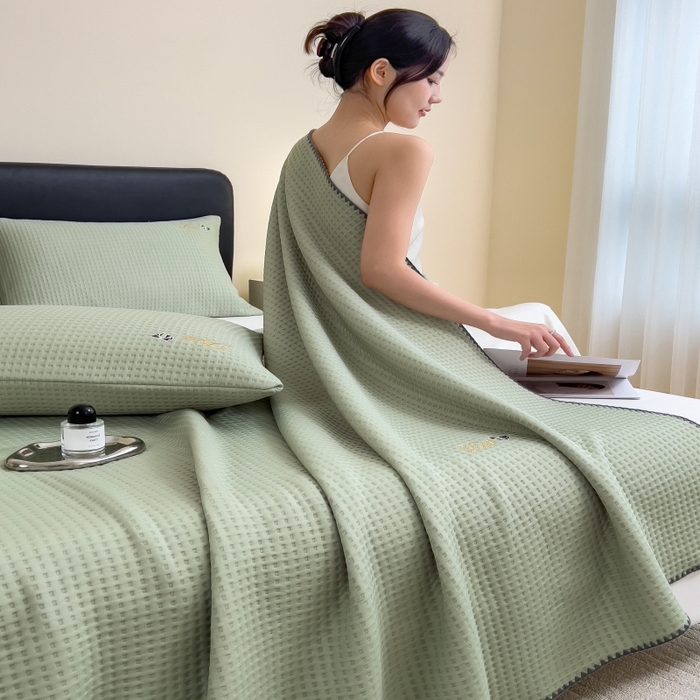 91家纺网 家纺一手货源 找家纺 米菲 2025新款刺绣华夫格多功能毯盖毯毯子 夏天-抹茶绿