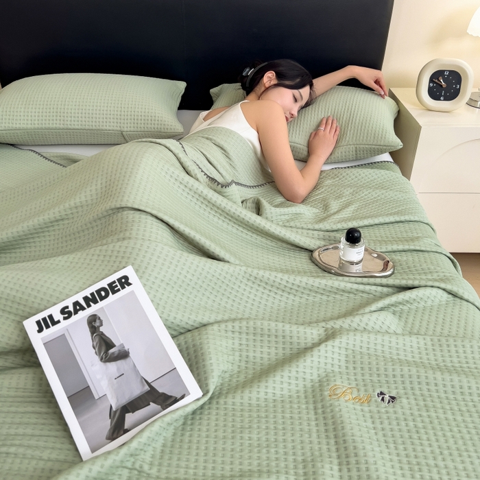 91家纺网 家纺一手货源 找家纺 米菲 2025新款刺绣华夫格多功能毯盖毯毯子 夏天-抹茶绿