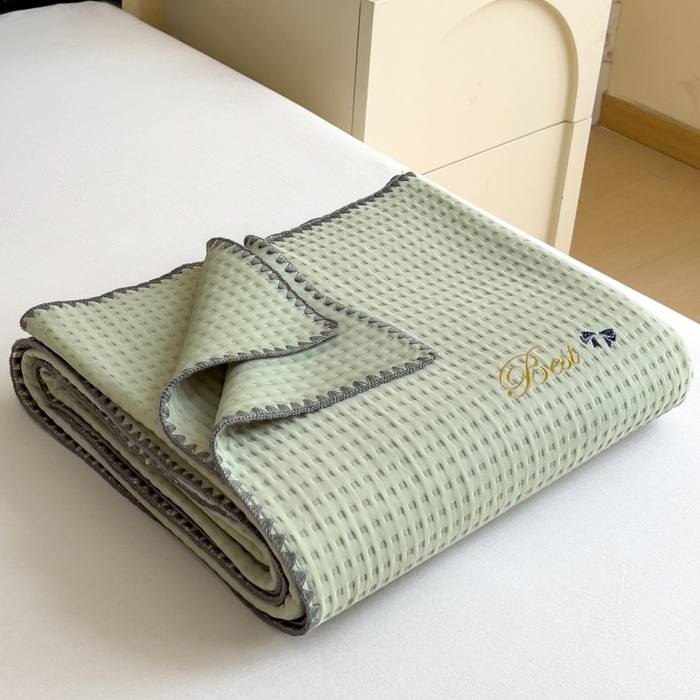 91家纺网 家纺一手货源 找家纺 米菲 2025新款刺绣华夫格多功能毯盖毯毯子 夏天-抹茶绿