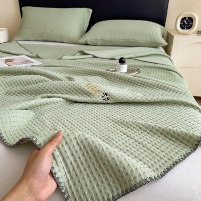 91家纺网 家纺一手货源 找家纺 米菲 2025新款刺绣华夫格多功能毯盖毯毯子 夏天-抹茶绿