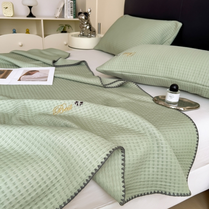 91家纺网 家纺一手货源 找家纺 米菲 2025新款刺绣华夫格多功能毯盖毯毯子 夏天-抹茶绿