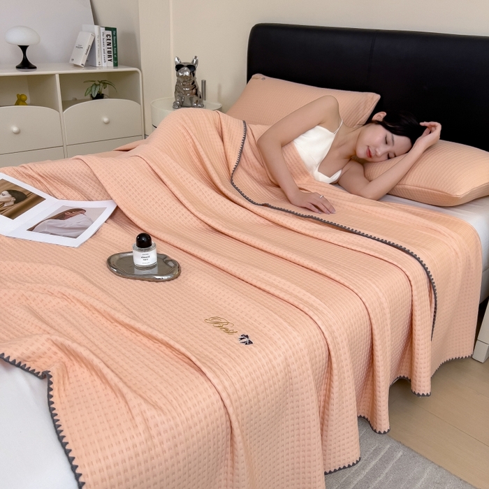 91家纺网 家纺一手货源 找家纺 米菲 2025新款刺绣华夫格多功能毯盖毯毯子 夏天-蜜桃