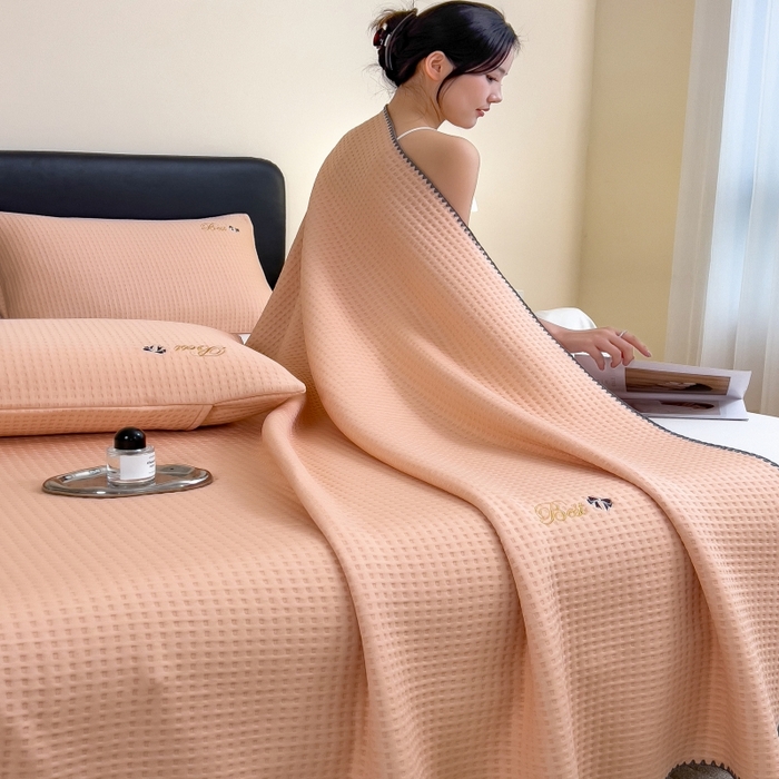 91家纺网 家纺一手货源 找家纺 米菲 2025新款刺绣华夫格多功能毯盖毯毯子 夏天-蜜桃