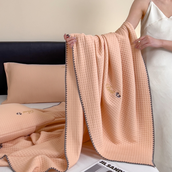 91家纺网 家纺一手货源 找家纺 米菲 2025新款刺绣华夫格多功能毯盖毯毯子 夏天-蜜桃