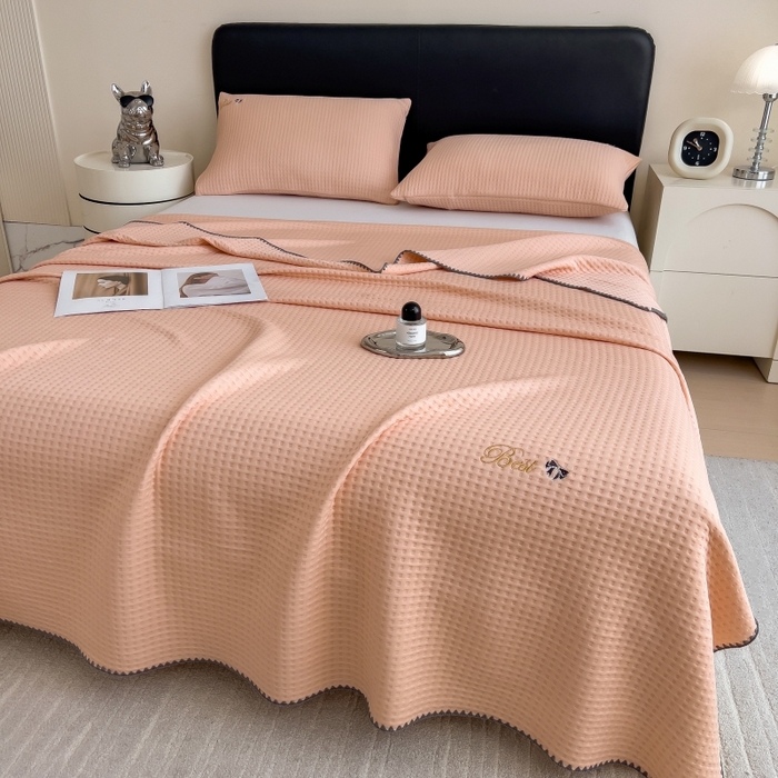 91家纺网 家纺一手货源 找家纺 米菲 2025新款刺绣华夫格多功能毯盖毯毯子 夏天-蜜桃