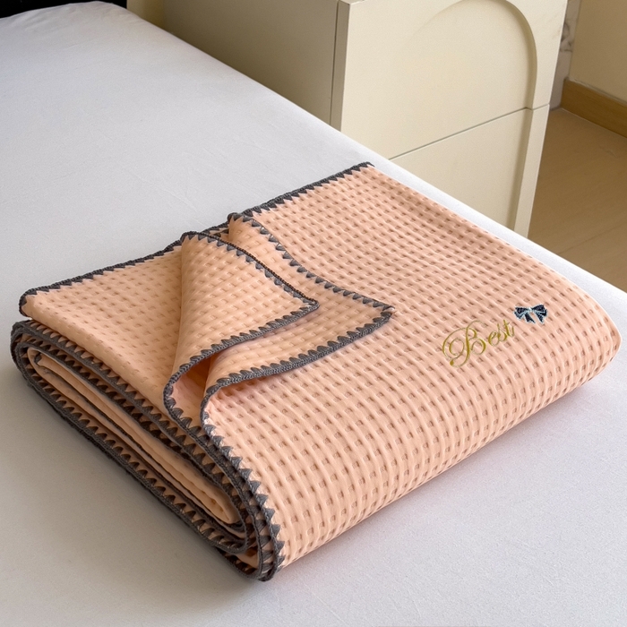 91家纺网 家纺一手货源 找家纺 米菲 2025新款刺绣华夫格多功能毯盖毯毯子 夏天-蜜桃