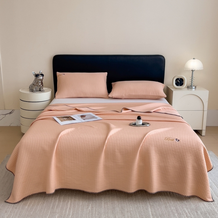 91家纺网 家纺一手货源 找家纺 米菲 2025新款刺绣华夫格多功能毯盖毯毯子 夏天-蜜桃