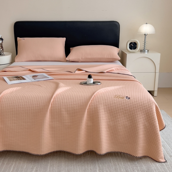 91家纺网 家纺一手货源 找家纺 米菲 2025新款刺绣华夫格多功能毯盖毯毯子 夏天-蜜桃