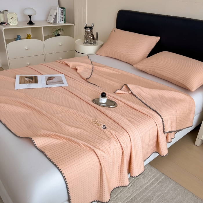 91家纺网 家纺一手货源 找家纺 米菲 2025新款刺绣华夫格多功能毯盖毯毯子 夏天-蜜桃