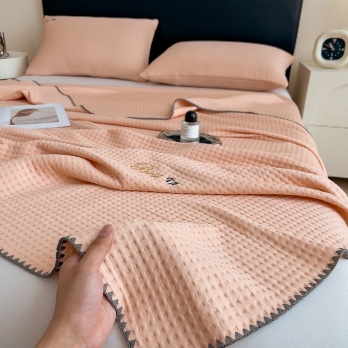 91家纺网 家纺一手货源 找家纺 米菲 2025新款刺绣华夫格多功能毯盖毯毯子 夏天-蜜桃