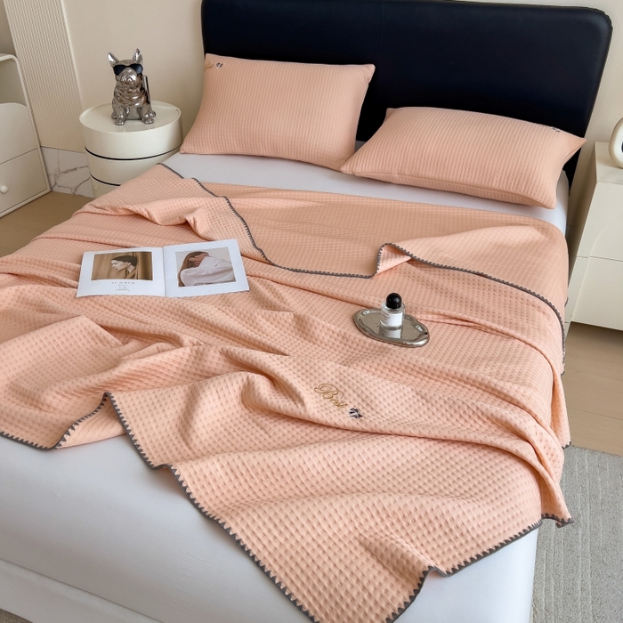 91家纺网 家纺一手货源 找家纺 米菲 2025新款刺绣华夫格多功能毯盖毯毯子 夏天-蜜桃