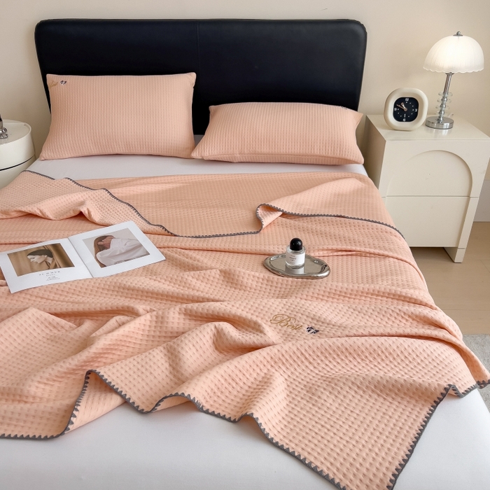 91家纺网 家纺一手货源 找家纺 米菲 2025新款刺绣华夫格多功能毯盖毯毯子 夏天-蜜桃