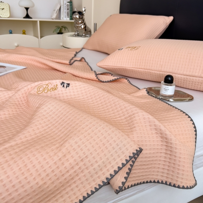 91家纺网 家纺一手货源 找家纺 米菲 2025新款刺绣华夫格多功能毯盖毯毯子 夏天-蜜桃