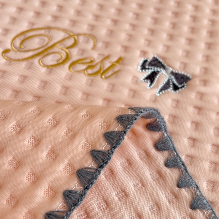 91家纺网 家纺一手货源 找家纺 米菲 2025新款刺绣华夫格多功能毯盖毯毯子 夏天-蜜桃