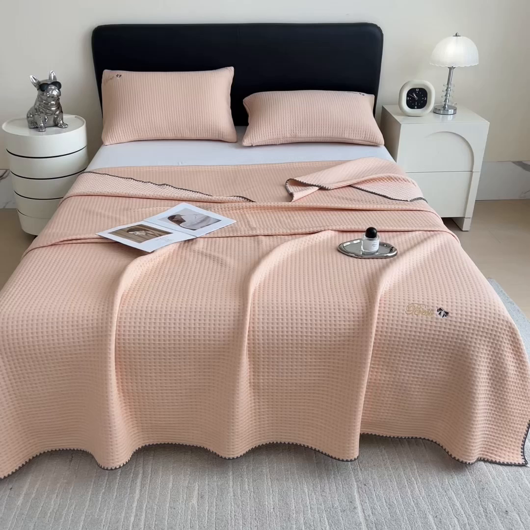 91家纺网 家纺一手货源 找家纺 米菲 2025新款刺绣华夫格多功能毯盖毯毯子 夏天-蜜桃