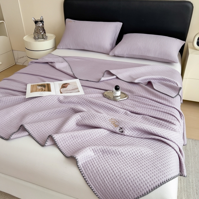91家纺网 家纺一手货源 找家纺 米菲 2025新款刺绣华夫格多功能毯盖毯毯子 夏天-浅紫