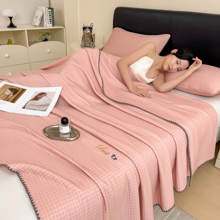 91家纺网 家纺一手货源 找家纺 米菲 2025新款刺绣华夫格多功能毯盖毯毯子 夏天-嫩粉