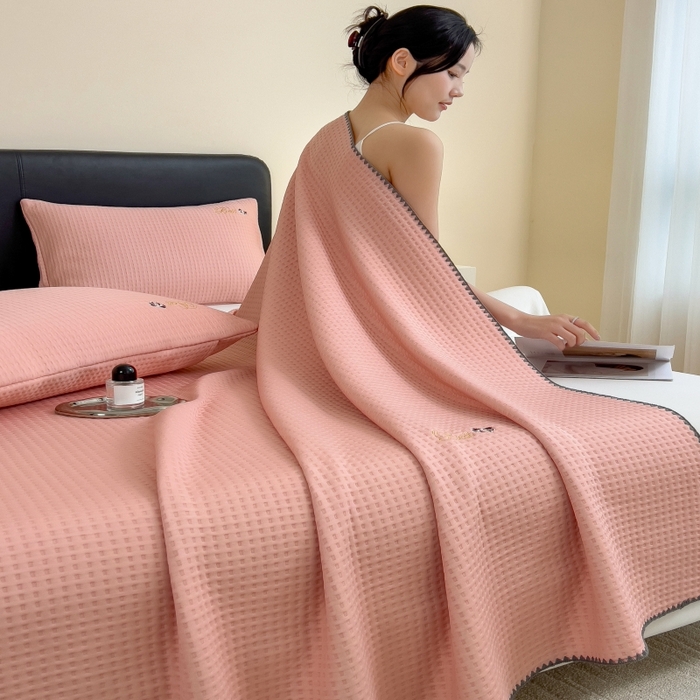 91家纺网 家纺一手货源 找家纺 米菲 2025新款刺绣华夫格多功能毯盖毯毯子 夏天-嫩粉