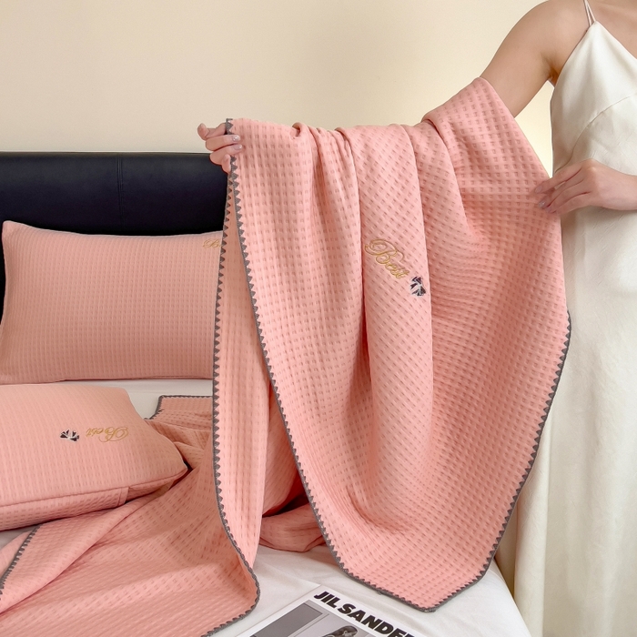 91家纺网 家纺一手货源 找家纺 米菲 2025新款刺绣华夫格多功能毯盖毯毯子 夏天-嫩粉