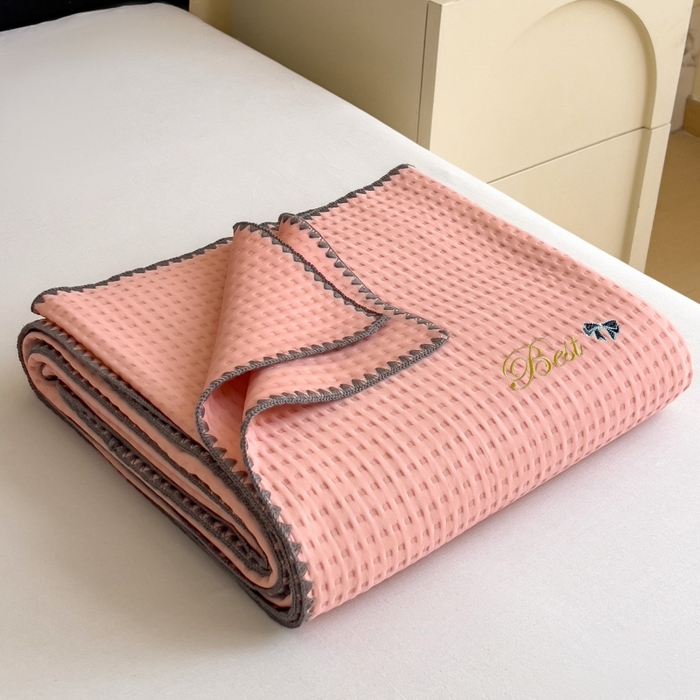 91家纺网 家纺一手货源 找家纺 米菲 2025新款刺绣华夫格多功能毯盖毯毯子 夏天-嫩粉