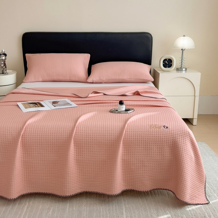 91家纺网 家纺一手货源 找家纺 米菲 2025新款刺绣华夫格多功能毯盖毯毯子 夏天-嫩粉