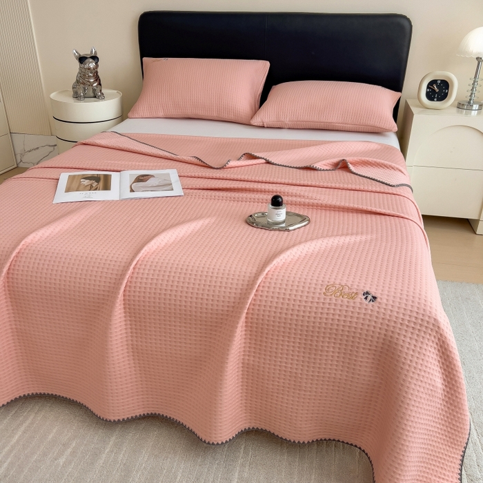 91家纺网 家纺一手货源 找家纺 米菲 2025新款刺绣华夫格多功能毯盖毯毯子 夏天-嫩粉